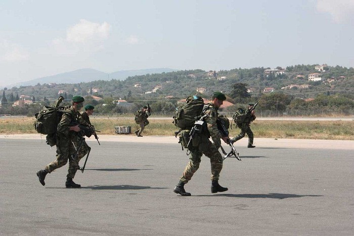 Bộ binh Hy Lạp tập trận "Pirpolitis B" trên đảo Chios